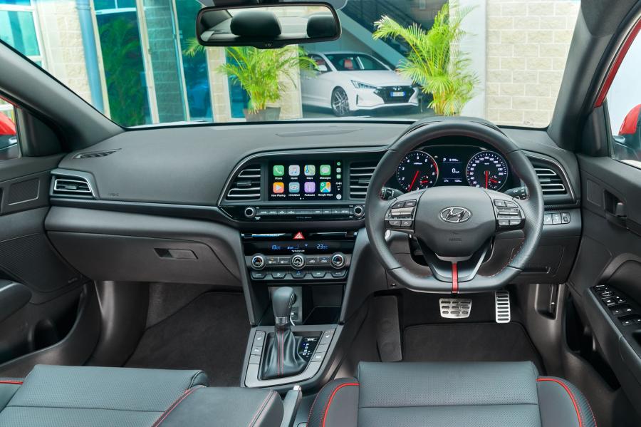 Торпедо Hyundai Elantra Sport Premium (AD) 2019 года  (AU) (фото 7 из 15)